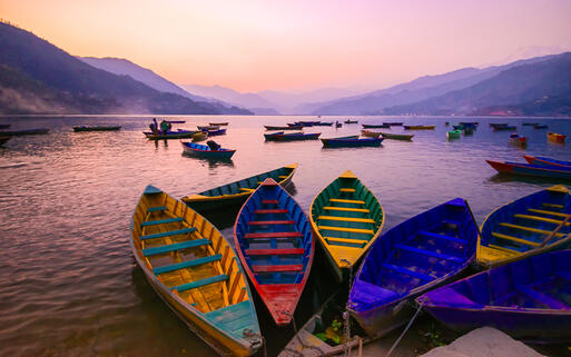 Bunte Boote im See Phewa in Pokhara © Arthit Kaeoratanapattama / shutterstock.com