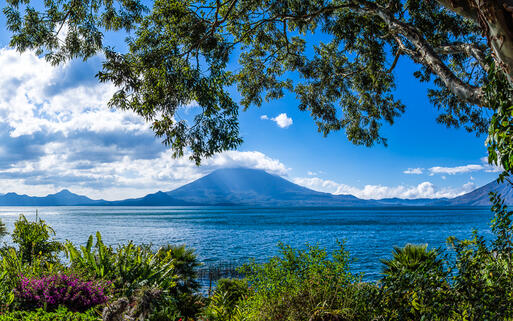 Panorama von Lake Atitlan in Guatemala © davesimon / Shutterstock.com