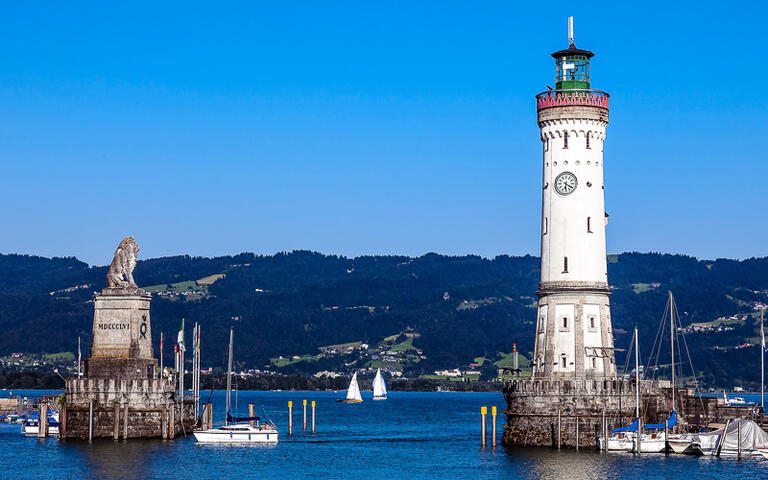 Hafen mit Leuchtturm in Lindau, Süddeutschland © IGOR ROGOZHNIKOV / Shutterstock.com