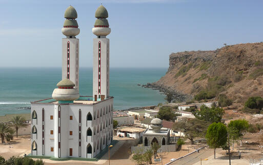 Mosque De Oukama in Dakar © Lukas Hlavac / Shutterstock.com