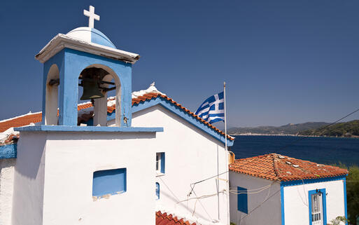 Eine orthodoxe Kirche auf Samos © bluecrayola / Shutterstock.com