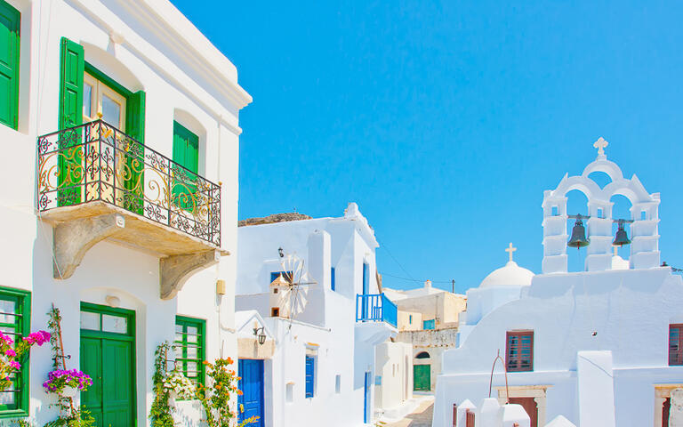 Weiße Häuser und die Kirche  im Hauptort Chora © Nikos Psychogios / Shutterstock.com