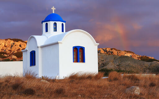 Eine typisch griechische Kirche im Dorf Volada © Metibeti / Shutterstock.com