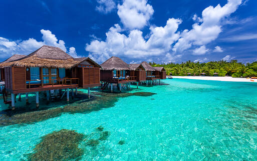 Bungalows mit direktem Einstieg ins türkisblaue Meer © Martin Valigursky