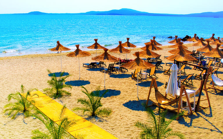 Sonnenschirme aus Stroh am Sandstrand von Bulgarien © dundanim / Shutterstock.com