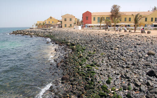Die steinige Küste der Insel Gorée © faberfoto / Shutterstock.com