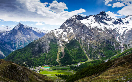 Imposante Berglandschaft rund um den Ort Saas-Fee, Wallis, Schweiz © olavs / Shutterstock.com