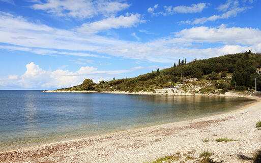 Der Hauptstrand von Kassiopi an der nordöstlichen Küste Korfus © Paul Cowan / Shutterstock.com