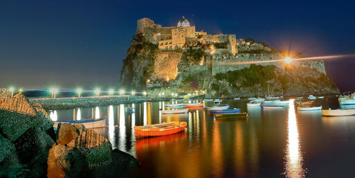 Bei Nacht ist der Übergang zum Schloss Aragonese traumhaft Beleuchtet © Pavel Ilyukhin / shutterstock.com