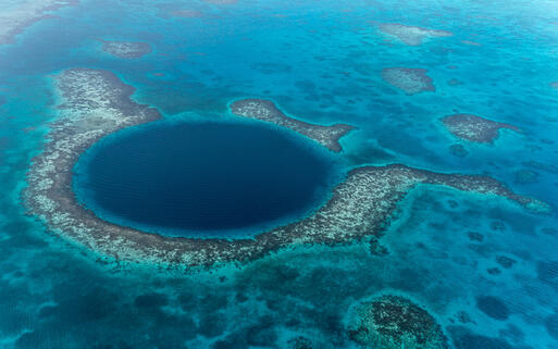 Das Great Blue Hole - mitten im Belize Barrier Riff © Wata51 / shutterstock.com
