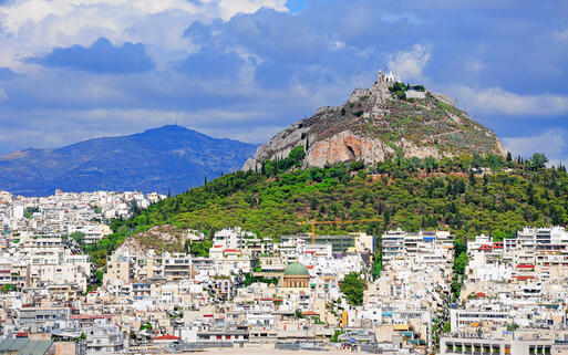 Der Lycabettus Hügel inmitten Athens © littlewormy  / Shutterstock.com