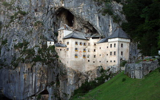 Schloss Predjama bei der Postojna Höhle © Dan Tautan / shutterstock.com