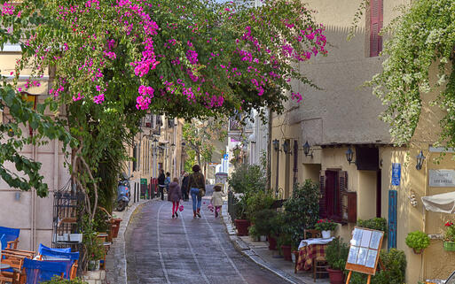 Eine Straße in Plaka, einem der ältesten Stadtteile Athens © Anastasios71 / Shutterstock.com