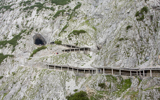 Eingang in die Eisriesenwelt Werfen © Gertjan Hooijer / shutterstock.com