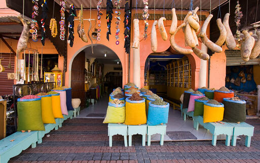 Gewürze im Souk von Marrakesch, Marokko © Jelle vd Wolf / Shutterstock.com