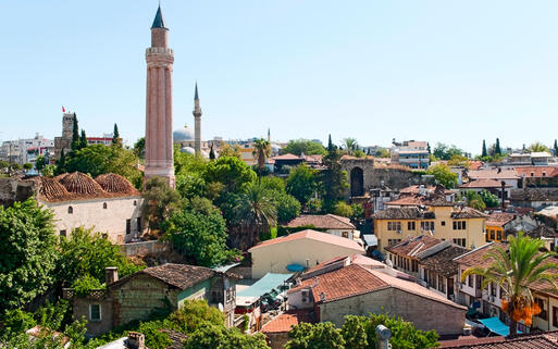 Blick auf das Minarett der Yivli Minare Moschee, mitten in der Altstadt Antalyas © krechet / Shutterstock.com