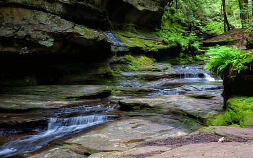 Old Man's Höhle in den Hocking Hills © Becky Swora / shutterstock.com