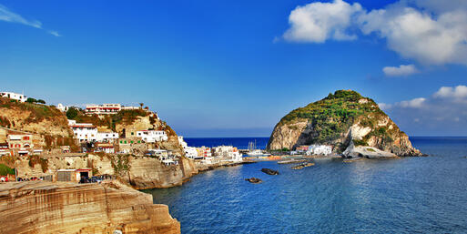 Blick auf das Felsendorf Sant'Angelo auf der Insel Ischia © leoks / Shutterstock.com