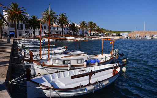 Hafenpromenade in Fornells © Pawel Kazmierczak / shutterstock.com