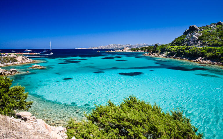 Bucht mit kristallklarem Wasser auf Sardinien © Kishnel / Shutterstock.com