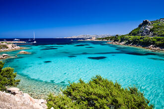Bucht mit kristallklarem Wasser auf Sardinien © Kishnel / Shutterstock.com