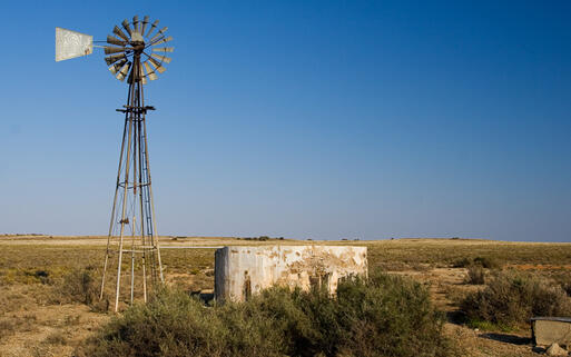 Windpumpe an einem Brunnen, Südafrika © Sean Nel / Shutterstock.com