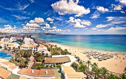 Die beliebte Playa d'en Bossa auf Ibiza, Spanien © Andrey Bayda / shutterstock.com