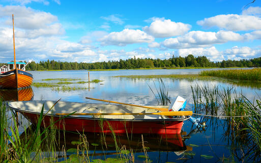 Fischerboot in einem schwedischen See © mizio70 / Shutterstock.com