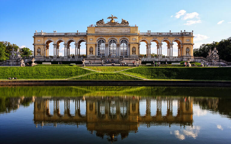 Gloriette im Schlossgarten Schönbrunn in Wien, Österreich © PhotoBarmaley / Shutterstock.com