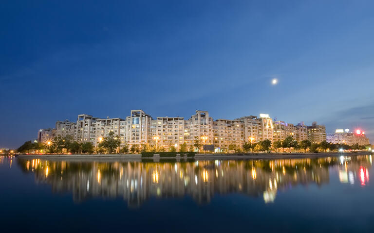 Blick auf die Skyline von Bukarest bei Nacht © Ioan Panaite / Shutterstock.com