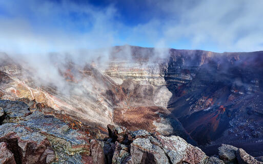 Der Vulkan Piton de la Fournaise auf der Insel La Réunion © infografick / Shutterstock.com