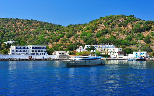 Einzelne Häuser an der Küste von Kos © Kert / Shutterstock.com