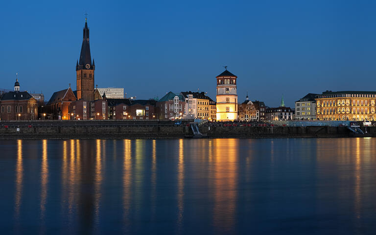 Düsseldorf bei Nacht © Mikhail Markovskiy / shutterstock.com