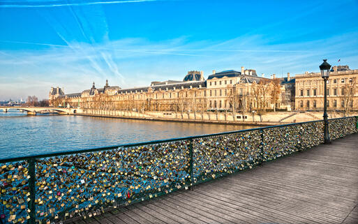 Brücke Pont Des Arts und Louvre © Luciano Mortula / Shutterstock.com