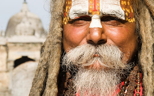 Traditionell nepalesische Gesichtsbemalung © AISPIX by Image Source / Shutterstock.com