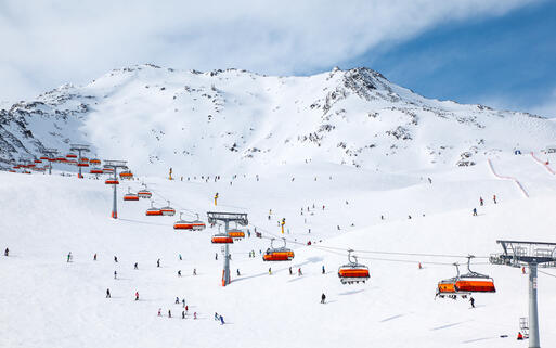 Skilift und Piste im schneereichen Kärnten, Österreich © Pavel L Photo and Video / shutterstock.com