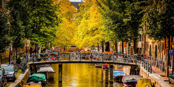 Grachtenbrücke in Amsterdam - Grachten ist der niederländische Begriff für Kanal, Graben oder Wassergraben © S.Borisov / Shutterstock.com