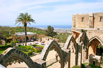 Die Bellapais Klosterkirche in Kyrenia, Nordzypern © ruzanna / Shutterstock.com