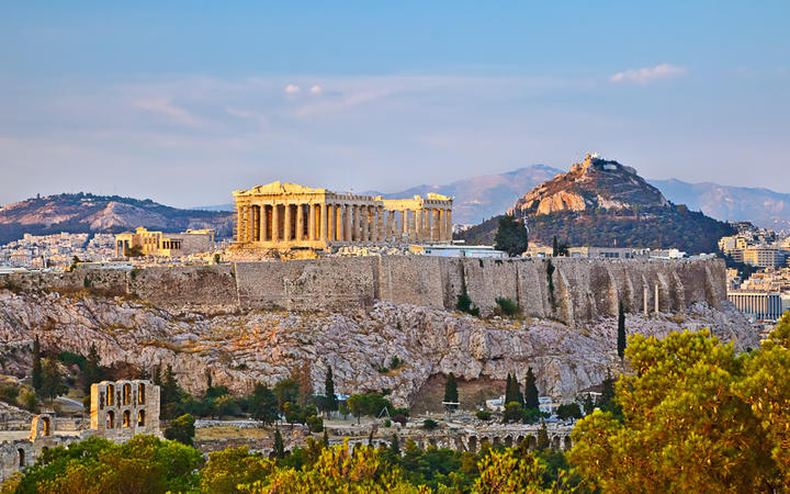 Blick auf die Akropolis bei Sonnenuntergang © S.Borisov / Shutterstock.com