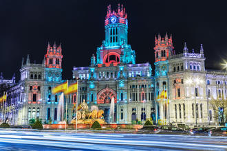 Das Rathaus Palacio de Cibeles in Madrid mit Weihnachtsbeleuchtung © Jose Ignacio Soto / shutterstock.com