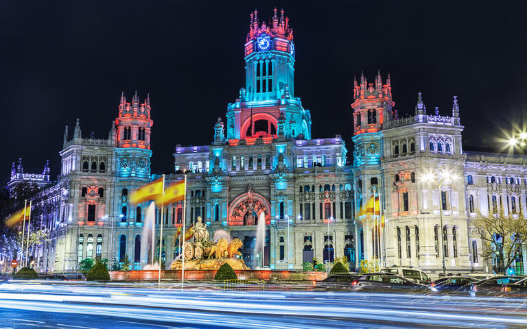 Das Rathaus Palacio de Cibeles in Madrid mit Weihnachtsbeleuchtung © Jose Ignacio Soto / shutterstock.com