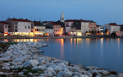 Porec bei Nacht © fokusgood / shutterstock.com