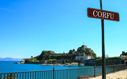 Blick auf die historische Festung von Kerkyra auf Korfu © Gts / Shutterstock.com