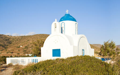Eine der zahlreichen traditionellen weiß-blauen Kirchen auf Amorgos © leonardo_da_gressignano / Shutterstock.com