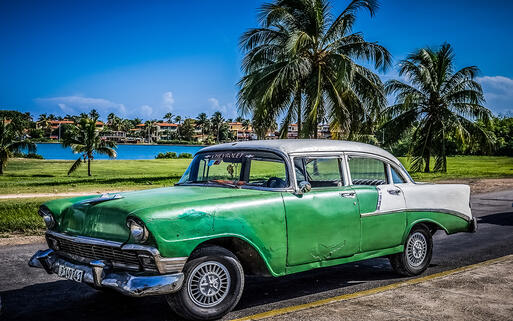 Klassische Oldtimer prägen das Stadtbild © possohh / Shuttertock.com