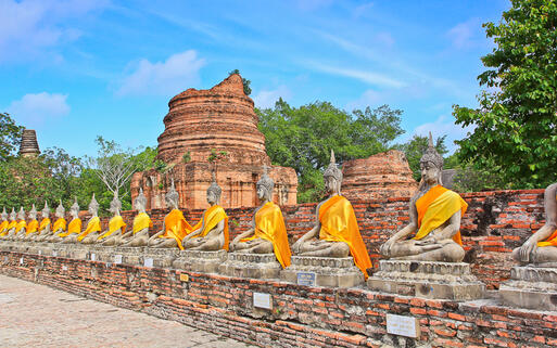 Buddha Statuen im Tempel von Wat Yai Chai Mongkol in Ayutthaya bei Bangkok, Thailand © vilainecrevette / Shutterstock.com