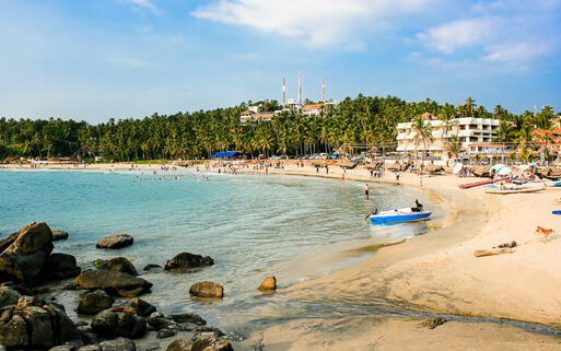 Der feinsandige Kovalam Beach in Kerala, Indien © Aleksandar Todorovic / Shutterstock.com