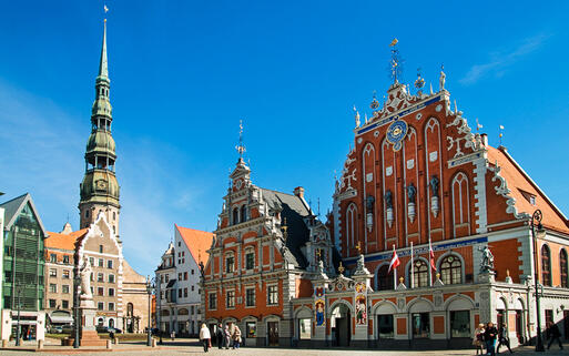 Die St. Peter Kirche und das Schwarzhäupterhaus am Rathausplatz von Riga, Lettland © strelka / Shutterstock.com