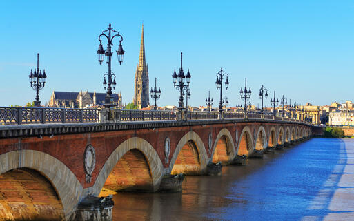 Die Brücke Pont de Pierre in Bordeaux, im Hintergrund die Kathedrale St. Michel © Martin M303 / Shutterstock.com