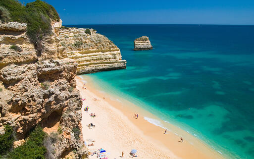 Blick auf den Sandstrand Praia da Marinha an der Algarve © Christopher Elwell / Shutterstock.com